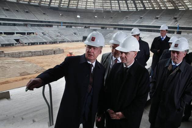 Bilder des Tages - SPORT MOSCOW, RUSSIA. APRIL 19, 2016. The mayor of Moscow, Sergei Sobyanin (L), and FIFA president Gianni Infantino (2nd R) inspect the Luzhniki Grand Sports Arena Stadium, which is currently under extensive renovation. The stadium is to host football matches of the 2018 FIFA World Cup WM Weltmeisterschaft Fussball Sergei Fadeichev TASS  TS020000