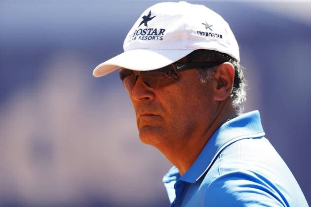 Spanish tennis coach Toni Nadal looks at Spanish tennis player Rafael Nadal (unseen) during a training session to prepare his participation at 64th Barcelona Open Banc Sabadell Conde de Godo tournament in Barcelona, northeastern Spain, 19 April 2016. The tournament runs in Barcelona from April 18th to 24th 2016. Spanish tennis player Rafael Nadal training session !ACHTUNG: NUR REDAKTIONELLE NUTZUNG!  20160419-635966722179708722