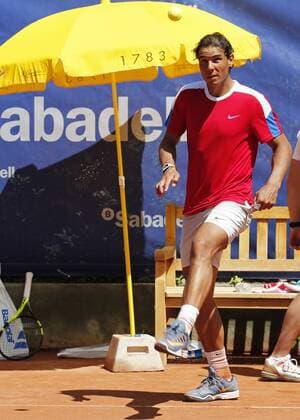 Bilder des Tages - SPORT BARCELONA -april 19- SPAIN: Rafa Nadal plays football with a tennis ball during the training in the Open Banc Sabadell, 64 Trophy Conde de Godo, played on the RCT Barcelona1899, on april 19, 2016. Photo: Joan Valls Urbanandsport Cordon Press  xJoanxValls Urbanandsportx xBARCELONA-OPEN-BANC-SABADELL-TENNISx