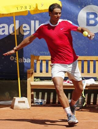 BARCELONA -april 19- SPAIN: Rafa Nadal plays football with a tennis ball during the training in the Open Banc Sabadell, 64 Trophy Conde de Godo, played on the RCT Barcelona1899, on april 19, 2016. Photo: Joan Valls Urbanandsport Cordon Press  xJoanxValls Urbanandsportx xBARCELONA-OPEN-BANC-SABADELL-TENNISx
