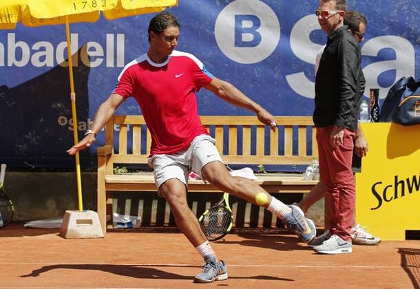 BARCELONA -april 19- SPAIN: Rafa Nadal plays football with a tennis ball during the training in the Open Banc Sabadell, 64 Trophy Conde de Godo, played on the RCT Barcelona1899, on april 19, 2016. Photo: Joan Valls Urbanandsport Cordon Press  xJoanxValls Urbanandsportx xBARCELONA-OPEN-BANC-SABADELL-TENNISx