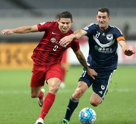 (160419) -- SHANGHAI, April 19, 2016 -- Elkeson de Oliveira Cardoso (L) of China s Shanghai SIPG vies for the ball with Carl Valeri of Australia s Melbourne Victory during the Group G fifth round match at the 2016 AFC Champions League in Shanghai, east China, April 19, 2016. Shanghai SIPG won the match by 3-1. ) (SP)CHINA-SHANGHAI-AFC CHAMPIONS LEAGUE-GROUP G (CN) FanxJun 