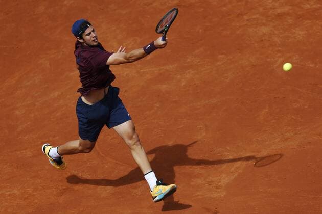 Russian tennis player Karen Jachanov returns the ball to Spanish Roberto Bautista during their Barcelona Open Banc Sabadell Conde de Godo Trophy first round match in Barcelona, northeastern Spain, 19 April 2016. The tournament runs in Barcelona from 18 until 24 April 2016. KAREN JACHANOV VS ROBERTO BAUTISTA !ACHTUNG: NUR REDAKTIONELLE NUTZUNG!  20160419-635966860137115534