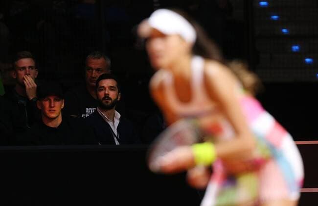 Bilder des Tages - SPORT Stuttgart Porsche Tennis Grand Prix 2016, Bastian Schweinsteiger mit Kappi (vorn links) schaut beim Spiel seiner Freundin Ana Ivanovic zu
