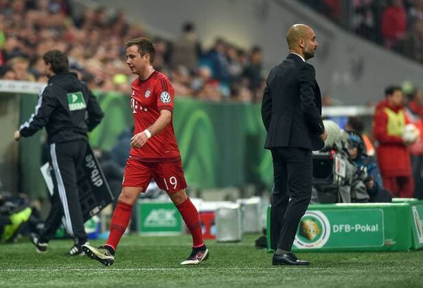 FUSSBALL DFB POKAL HALBFINALE SAISON 2015 2016 FC Bayern Muenchen - SV Werder Bremen 19.04.2016 Mario Goetze (li) und Trainer Pep Guardiola (re, beide FC Bayern Muenchen) 