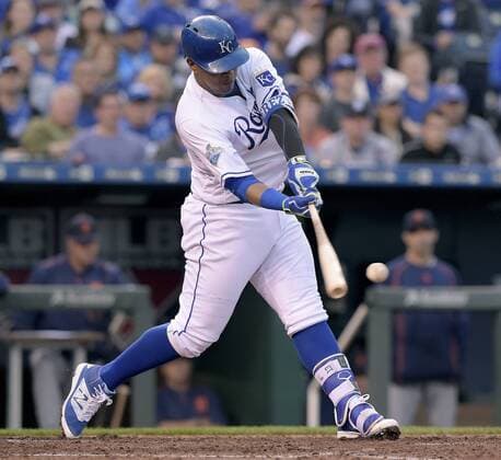 Bilder des Tages - SPORT April 19, 2016 - Kansas City, MO, USA - The Kansas City Royals Salvador Perez connects on a two-run double in the third inning to score Kendrys Morales and Alex Gordon against the Detroit Tigers on Tuesday, April 19, 2016, at Kauffman Stadium in Kansas City, Mo. Detroit at Kansas City - ZUMAm67_