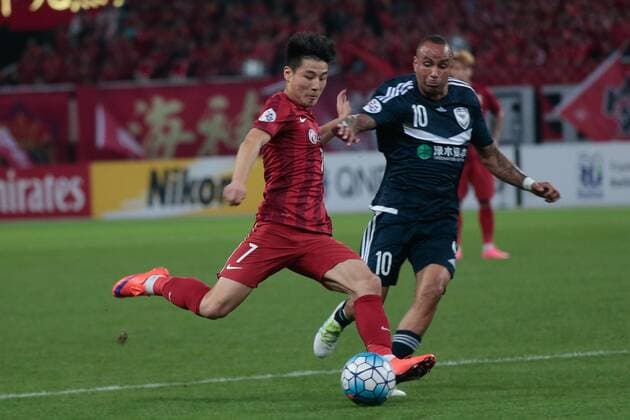 Wu Lei of China s Shanghai SIPG, left, shoots against Archie Thompson of Australia s Melbourne Victory in their Group G match during the 2016 AFC Champions League in Shanghai, China, 19 April 2016. China s Shanghai SIPG defeated Australia s Melbourne Victory 3-1. Shanghai SIPG beats Melbourne Victory at AFC Champions League  20160420_60023
