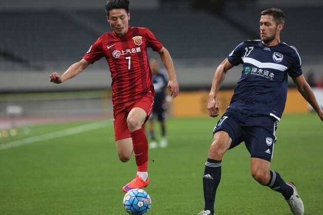 Wu Lei of China s Shanghai SIPG, left, dribbles against Matthieu Delpierre of Australia s Melbourne Victory in their Group G match during the 2016 AFC Champions League in Shanghai, China, 19 April 2016. China s Shanghai SIPG defeated Australia s Melbourne Victory 3-1. Shanghai SIPG beats Melbourne Victory at AFC Champions League  20160419_51435
