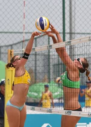 Bilder des Tages - SPORT (160420) -- FUZHOU, April 20, 2016 -- Switzerland s Dunja Gerson (L) vies with Germany s Julia Grorner during the match between Switzerland s Dunja Gerson Nicole Eiholzer and Germany s Julia Grorner Victoria Bieneck at 2016 FIVB Beach volleyball Beachvolleyball Fuzhou Open in Fuzhou, capital of southeast China s Fujian Province, April 20, 2016. The Swiss pair won by 2-1. ) (SP)CHINA-FUZHOU-BEACH VOLLEYBALL-FUZHOU OPEN 2016 LinxShanchuan 