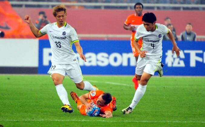 Walter Montillo of China s Shandong Luneng, center, falls onto the ground between Tsukasa Shiotani, left, and Hiroki Mizumoto of Japan s Sanfrecce Hiroshima in their Group F match during the 2016 AFC Champions League in Jinan city, east China s Shandong province, 20 April 2016. Shandong Luneng defeated Sanfrecce Hiroshima 1-0. Shandong Luneng beats Sanfrecce Hiroshima at AFC Champions League  20160420_34443