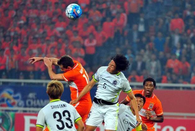 Walter Montillo of China s Shandong Luneng, top left, challenges Kazuhiko Chiba of Japan s Sanfrecce Hiroshima in their Group F match during the 2016 AFC Champions League in Jinan city, east China s Shandong province, 20 April 2016. Shandong Luneng defeated Sanfrecce Hiroshima 1-0. Shandong Luneng beats Sanfrecce Hiroshima at AFC Champions League  20160420_51002
