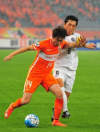 Wang Tong of China s Shandong Luneng, left, challenges Toshihiro Aoyama of Japan s Sanfrecce Hiroshima in their Group F match during the 2016 AFC Champions League in Jinan city, east China s Shandong province, 20 April 2016. Shandong Luneng defeated Sanfrecce Hiroshima 1-0. Shandong Luneng beats Sanfrecce Hiroshima at AFC Champions League  20160420_34455