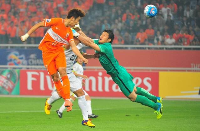 Wu Xinghan of China s Shandong Luneng, left, challenges Tsukasa Shiotani, center, and goalkeeper Takuto Hayashi of Japan s Sanfrecce Hiroshima in their Group F match during the 2016 AFC Champions League in Jinan city, east China s Shandong province, 20 April 2016. Shandong Luneng defeated Sanfrecce Hiroshima 1-0. Shandong Luneng beats Sanfrecce Hiroshima at AFC Champions League  20160420_12220
