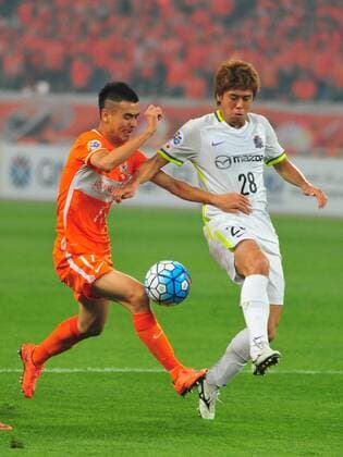 Liu Binbin of China s Shandong Luneng, left, challenges Takuya Marutani of Japan s Sanfrecce Hiroshima in their Group F match during the 2016 AFC Champions League in Jinan city, east China s Shandong province, 20 April 2016. Shandong Luneng defeated Sanfrecce Hiroshima 1-0. Shandong Luneng beats Sanfrecce Hiroshima at AFC Champions League  20160420_12223