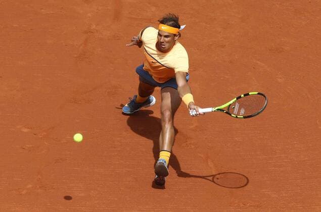 Spanish tennis player Rafael Nadal returns the ball to countryman Marcel Granollers during their Barcelona Open Banc Sabadell Conde de Godo Trophy second round match in Barcelona, northeastern Spain, 20 April 2016. The tournament runs in Barcelona from 18 until 24 April 2016. RAFAEL NADAL VS MARCEL GRANOLLERS !ACHTUNG: NUR REDAKTIONELLE NUTZUNG!  20160420-635967707922889386