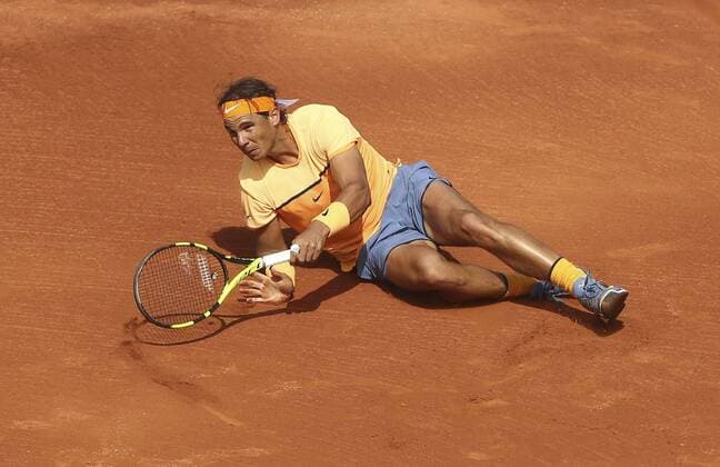 Bilder des Tages - SPORT Tennis, Barcelona Open, Rafael Nadal streitet nach Sturz mit den Offiziellen Spanish tennis player Rafael Nadal during the Barcelona Open Banc Sabadell Conde de Godo Trophy second round match played against countryman Marcel Granollers in Barcelona, northeastern Spain, 20 April 2016. The tournament runs in Barcelona from 18 until 24 April 2016. RAFAEL NADAL VS MARCEL GRANOLLERS !ACHTUNG: NUR REDAKTIONELLE NUTZUNG!  20160420-635967711729133386