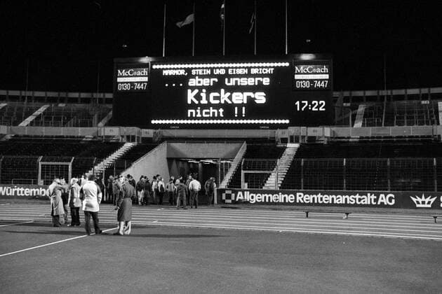 Fußball, Stadiongeschichte Stuttgarter Kickers Die Anzeigetafel im Neckarstadion zeigt bei einem Spiel der Stuttgarter Kickers: Marmor, Stein und Eisen bricht ... Aber unsere Kickers nicht !!