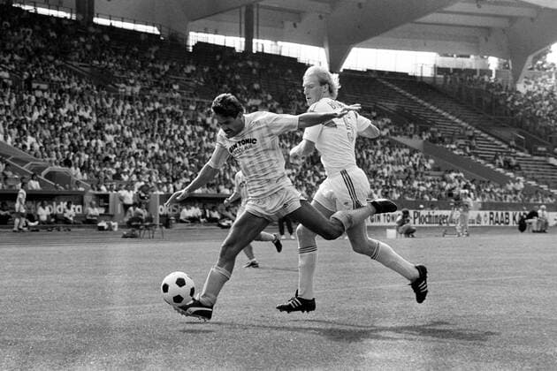 Stuttgarter Kickers - VfL Bochum: Hans Hein (li., Stuttgart) gegen Rob Reekers (Bochum)