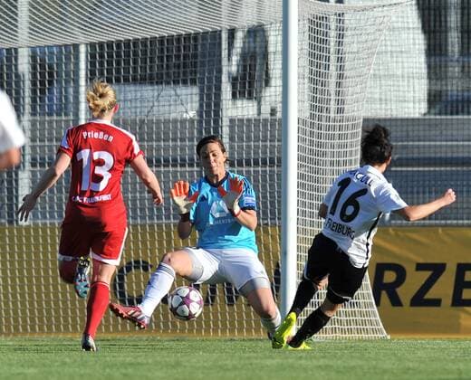 20.04.2016, xmhx, Fussball 1.Bundesliga Damen, 1.FFC Frankfurt - SC Freiburg, emspor, v.l. Lina Magull (SC Freiburg) zum 0:1