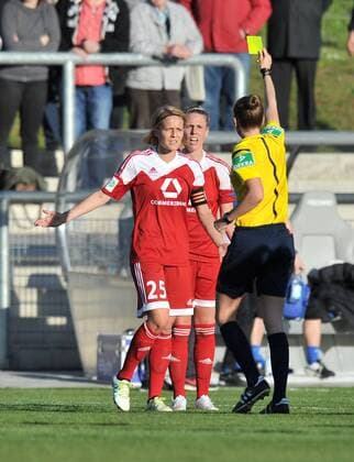 20.04.2016, xmhx, Fussball 1.Bundesliga Damen, 1.FFC Frankfurt - SC Freiburg, emspor, v.l. Gelbe Karte fuer Saskia Bartusiak (1. FFC Frankfurt)