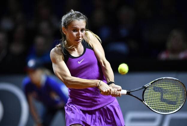 Annika Beck (GER) Aktion Tennis Damen 20.04.2016 Porsche Tennis Grand Prix GP Stuttgart 2016 Porsche-Arena 16.04.-24.04.2016 Porsche Tennis Grand Prix Stuttgart 2016