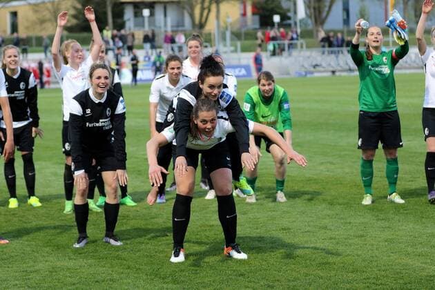 Bilder des Tages - SPORT 20.04.2016 Frankfurt am Main, Allianz Frauen-Bundesliga Saison 2015 2016 FFC Frankfurt gegen SC Freiburg Schlussjubel beim SC Freiburg Carolin Schiewe hat die Torschützin zum 0:1 Lina Magull (FC Freiburg) auf dem Rücken