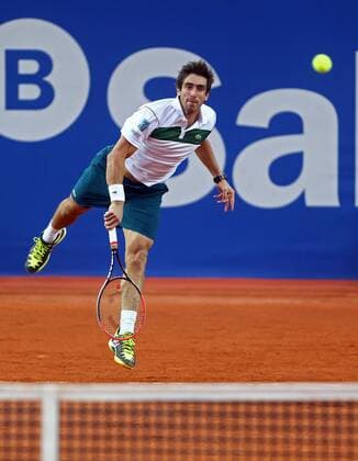 Uruguayan tennis player Pablo Cuevas returns the ball to Spanish Albert Ramos-Vinolas during a Conde Godo Barcelona Tennis Open Banc Sabadell match held at Real Tennis Club of Barcelona, Catalonia, Spain, 20 April 2016. Fognini won 3-6, 6-0 and 6-1. PABLO CUEVAS VS ALBERT RAMOS-VINOLAS !ACHTUNG: NUR REDAKTIONELLE NUTZUNG!  BCN006 20160420-635967828461662535