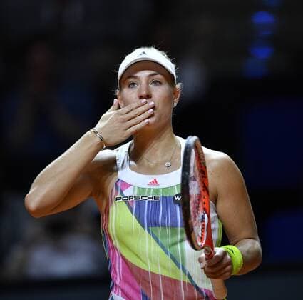 Angelique KERBER (GER) Jubeö jubelt Schlussjubel nach gewonnenem Match bedankt sich bei Zuschauern Handkuss Kuss Küsschen ins Publikum Tennis Damen 20.04.2016 Porsche Tennis Grand Prix GP Stuttgart 2016 Porsche-Arena 16.04.-24.04.2016 Porsche Tennis Grand Prix Stuttgart 2016