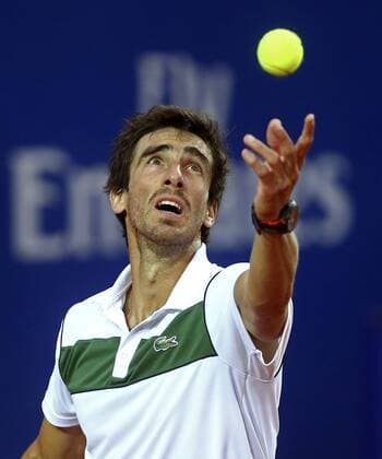 Uruguayan tennis player Pablo Cuevas serves the ball to Spanish Albert Ramos-Vinolas during a Conde Godo Barcelona Tennis Open Banc Sabadell match held at Real Tennis Club of Barcelona, Catalonia, Spain, 20 April 2016. Fognini won 3-6, 6-0 and 6-1. PABLO CUEVAS VS ALBERT RAMOS-VINOLAS !ACHTUNG: NUR REDAKTIONELLE NUTZUNG!  BCN011 20160420-635967840575453934