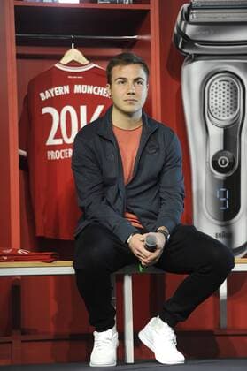 Mario GOETZE,GÖTZE (Bayern Muenchen) in zivil,privat waehrend eines PR Termins. Procter and Gambler -neuer Sponsoring Partner des FC Bayern Muenchen Fussball 1. Bundesliga,am 20.04..2016.