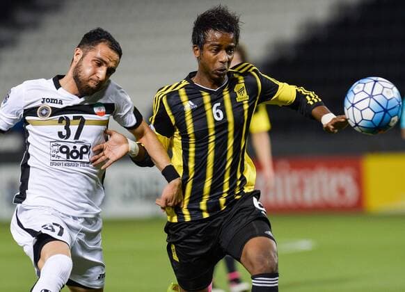 Hossein Fazeli (L) of Iran s Foolad Mobarakeh Sepahan vies with Basem Mohsen Almontashri of Saudi Arabia s Al-Ittihad during the AFC Asian Champions League Group A match in Doha, Qatar, April 20, 2016. Al-Ittihad won 4-0. ) (SP)QATAR-DOHA-AFC-ASIAN CHAMPIONS LEAGUE-GROUP A Nikku 