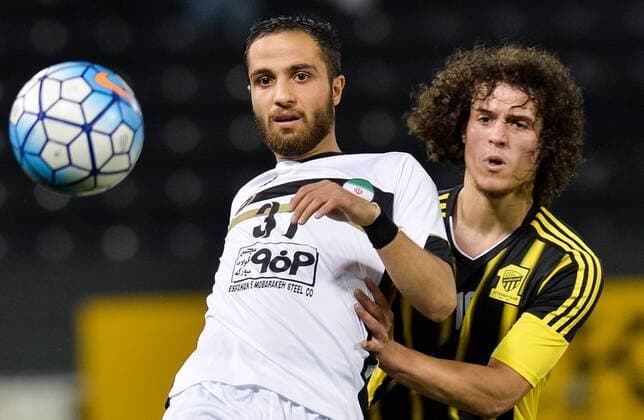 Hossein Fazeli (L) of Iran s Foolad Mobarakeh Sepahan vies with Salman Alsibyani of Saudi Arabia s Al-Ittihad during the AFC Asian Champions League Group A match in Doha, Qatar, April 20, 2016. Al-Ittihad won 4-0. Nikku) (SP)QATAR-DOHA-AFC-ASIAN CHAMPIONS LEAGUE-GROUP A yangyuanyong 