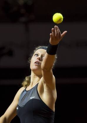 Laura SIEGEMUND, GER in Aktion, Aufschlag bei ihrem Spiel gegen Simona Halep Tennis Grand Prix Porsche in Stuttgart , 21.04.2016