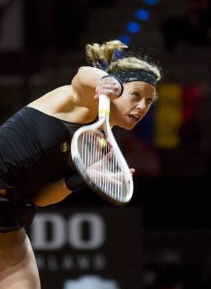 Laura SIEGEMUND, GER in Aktion, Aufschlag bei ihrem Spiel gegen Simona Halep Tennis Grand Prix Porsche in Stuttgart , 21.04.2016