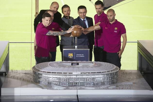 Bilder des Tages - Sport FC Barcelona Barca s captains: Argentinian striker Leo Messi (L), midfielder Andres Iniesta (2L), midfielder Sergi Busquets (2R) and Argentinian midfielder Javier Mascherano (R) and head coach Luis Enrique (C), next to president Josep Maria Bartomeu (3R) and Espai Barca s commisioner Jordi Moix (3L) during the presentation of the scale model of the new stadium during an act held at Camp Nou stadium in Barcelona, Catalonia, Spain on 21 April 2016. The new stadium, that will be finished in the 2021-22 seasson, will cost 420 euro millions and will began when the debt of the team will fall over 200 euro millions, currently is on 328 millions. Presentation of the scale model of the new stadium !ACHTUNG: NUR REDAKTIONELLE NUTZUNG!  20160421-635968564186603740