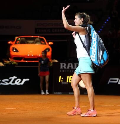 Stuttgart Porsche Tennis Grand Prix 2016, Julia Görges (GER) verabschiedet sich nach ihrer Niederlage vom Publikum