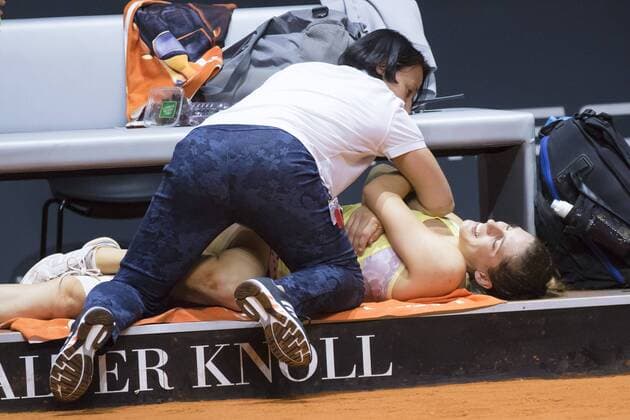 Andrea PETKOVIC, GER brauch Physiotherapie, Verletzungspause nach Sturz am Boden, sie verliert gegen Agnieska RADWANSKA, POL Tennis Grand Prix Porsche in Stuttgart , 21.04.2016