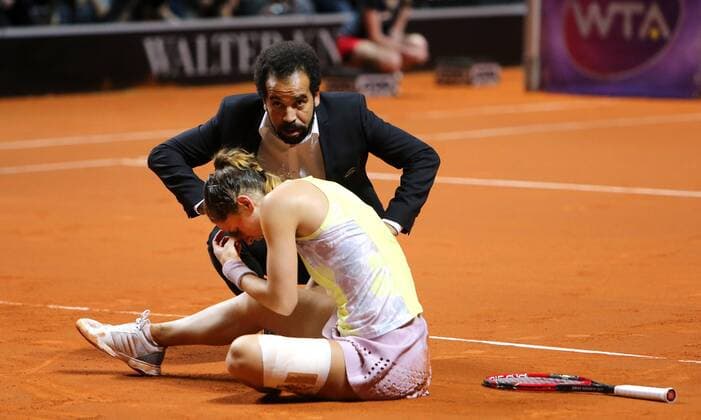 Stuttgart Porsche Tennis Grand Prix 2016, Andrea Petkovic (GER) sitzt nach einem Sturz auf dem Boden, konnte aber später weiter spielen. Schiedsrichter Kader Nouni kommt zu Petkovic.