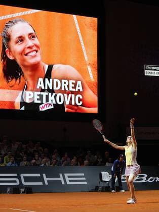 Stuttgart Porsche Tennis Grand Prix 2016, Feature Andrea Petkovic (GER) vor dem großen Leinwandbild, auf dem ein neues Bild von ihr zu sehen ist.Sie hatte sich nach dem gestrigen Match über das vorherige Bild beschwert.