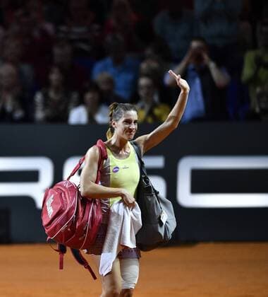 Andrea PETKOVIC (GER) enttäuscht Gestik, Geste verlässt den Center-Court den Platz Tennis Damen 21.04.2016 Porsche Tennis Grand Prix GP Stuttgart 2016 Porsche-Arena 16.04.-24.04.2016 Porsche Tennis Grand Prix Stuttgart 2016