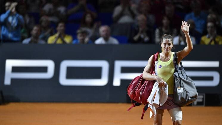 Bilder des Tages - Sport Andrea PETKOVIC (GER) enttäuscht Gestik, Geste verlässt den Center-Court den Platz Tennis Damen 21.04.2016 Porsche Tennis Grand Prix GP Stuttgart 2016 Porsche-Arena 16.04.-24.04.2016 Porsche Tennis Grand Prix Stuttgart 2016