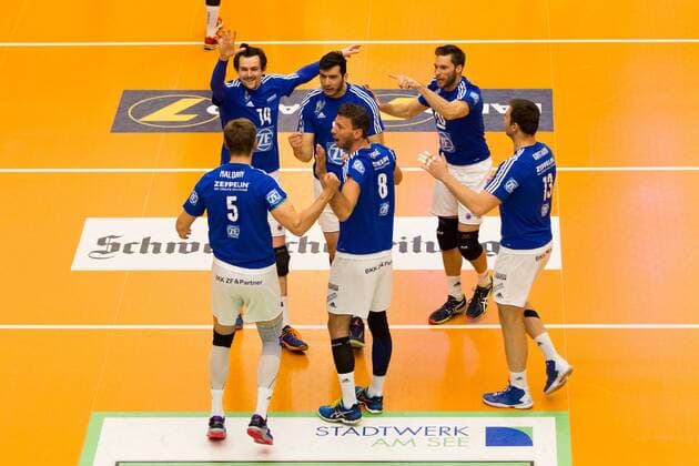 Jubel Baptiste Geiler ( 14, Friedrichshafen), Maximiliano Gauna ( 2, Friedrichshafen), Bjoern Andrae ( 8, Friedrichshafen), Simon Tischer ( 10, Friedrichshafen) und Adrian Radu Gontariu ( 13, Friedrichshafen); 1. Volleyball Bundesliga Maenner Play-Off Halbfinale Spiel 3, , , 20160421; Partie: VfB Friedrichshafen vs United Volleys Rhein Main (Frankfurt); Copyright: Wuechner Eibner-Pressefoto EP_NWR