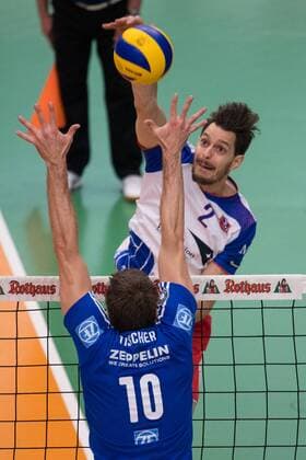 21.04.2016, ZF Arena, Friedrichshafen Volleyball, Bundesliga Maenner, Play-offs Halbfinale, VfB Friedrichshafen vs. United Volleys RheinMain Block Simon Tischer ( 10 Friedrichshafen) - Angriff Bryan Fraser ( 2 RheinMain)