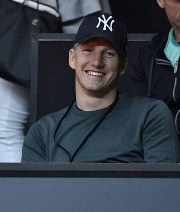 Themen der Woche - Sport Bilder des Tages - Sport Bastian Schweinsteiger (GER) als Zuschauer seiner Freundin Ana IVANOVIC (SRB) Tennis Damen 21.04.2016 Porsche Tennis Grand Prix GP Stuttgart 2016 Porsche-Arena 16.04.-24.04.2016 Porsche Tennis Grand Prix Stuttgart 2016