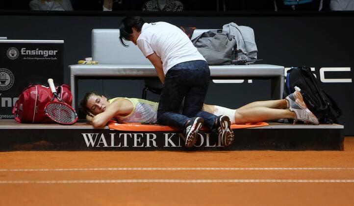 Stuttgart Porsche Tennis Grand Prix 2016, Andrea Petkovic (GER) wird am Rücken behandelt