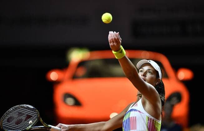 Bilder des Tages - Sport Ana Ivanovic (SRB) Aufschlag vor Siegerfahrzeug Porsche 718 Bosxter S Tennis Damen 21.04.2016 Porsche Tennis Grand Prix GP Stuttgart 2016 Porsche-Arena 16.04.-24.04.2016 Porsche Tennis Grand Prix Stuttgart 2016