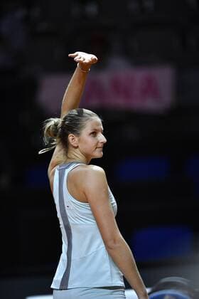 Karolina PLISKOVA (CZE) jubelt Jubel über gewonnenes Match Schlussjubel bedankt sich bei Zuschauern Publikum Gestik, Geste Tennis Damen 21.04.2016 Porsche Tennis Grand Prix GP Stuttgart 2016 Porsche-Arena 16.04.-24.04.2016 Porsche Tennis Grand Prix Stuttgart 2016