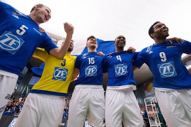 21.04.2016, ZF Arena, Friedrichshafen Volleyball, Bundesliga Maenner, Play-offs Halbfinale, VfB Friedrichshafen vs. United Volleys RheinMain Jubel Alexey Nalobin ( 5 Friedrichshafen), Thilo Späth-Westerholt Spaeth-Westerholt ( 3 Friedrichshafen), Robert Adrian Aciobanitei ( 15 Friedrichshafen), Luis Fernando Joventino Venceslau ( 4 Friedrichshafen), Marc Anthony Honore ( 9 Friedrichshafen) nach Sieg