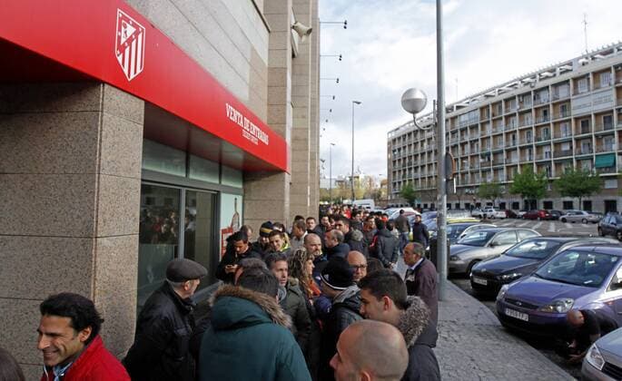 Queues to get tickets for Champions League semifinal between Atletico and Bayern Munich. xAPOxCABALLEROx 