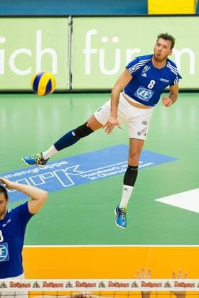 Aufschlag Bjoern Andrae ( 8, Friedrichshafen); 1. Volleyball Bundesliga Maenner Play-Off Halbfinale Spiel 3, , , 20160421; Partie: VfB Friedrichshafen vs United Volleys Rhein Main (Frankfurt); Copyright: Wuechner Eibner-Pressefoto EP_NWR